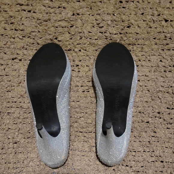 🔥🔥HP🔥🔥9-24-24🔥🔥WOMENS SILVER SLIPPERS GLITTER SPARKLE HEELS SILVER SIZE 7 - Picture 6 of 9